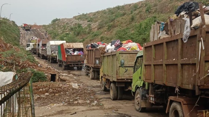Truk Sampah 17 Jam Antre di TPA Antang Makassar gegara 7 Ekskavator Rusak