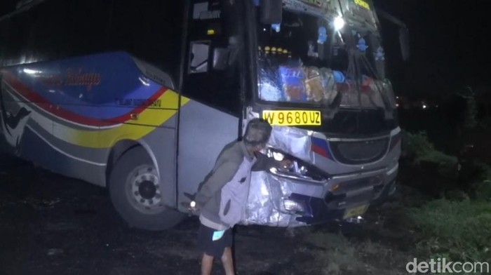 Ugal - Ugalan, Bus Sugeng Rahayu Hantam Pemotor Hingga Tewas di Ngawi