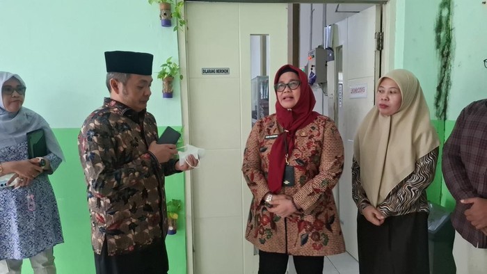 Wakil Bupati Bangkalan Fauzan Jafar saat mengunjungi Puskesmas Kwanyar yang petugasnya ngopi di jam kerja.