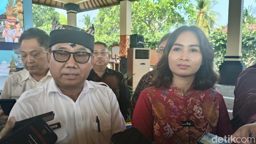 Wakil Bupati Banyuwangi Mujiono dan Wakil Menteri Pariwisata Ni Luh Puspa dalam acara Forum Penguatan Amenitas dan Aksesibilitas dalam Rangka Mendukung Paket Wisata 3B di Pantai Lovina, Buleleng, Bali, Minggu (22/6/2025).