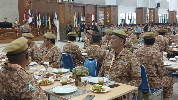 Wakil Menteri Dalam Negeri (Wamendagri), Bima Arya Sugiarto menceritakan momen kepala daerah kaget makan diberi waktu saat rertet gelombang kedua di IPDN Jatinangor