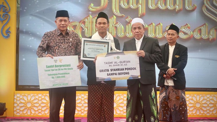Wakil Menteri Koperasi Ferry Juliantono menghadiri Haflah Akhirussanah ke-75 Pondok Pesantren Terpadu Al-Yasini, Pasuruan, Jawa Timur.