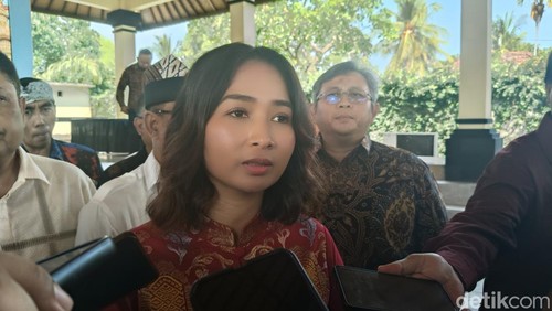 Wakil Menteri Pariwisata Ni Luh Puspa saat diwawancarai di kawasan Pantai Lovina, Buleleng, Bali, Minggu (22/6/2025).