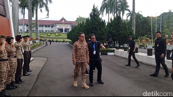 Wamendagri Bima Arya Sugiarto saat mengecek kesiapan retret kepala daerah gelombang kedua di IPDN, Jatinangor, Sumedang.