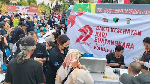 Warga antusias memanfaatkan pelayanan publik Polda Bali saat pelaksanaan car free day di depan Monumen Perjuangan Rakyat Bali, Bajra Sandhi, Renon, Denpasar, Minggu (22/6/2025). (Foto: Dok. Polda Bali)
