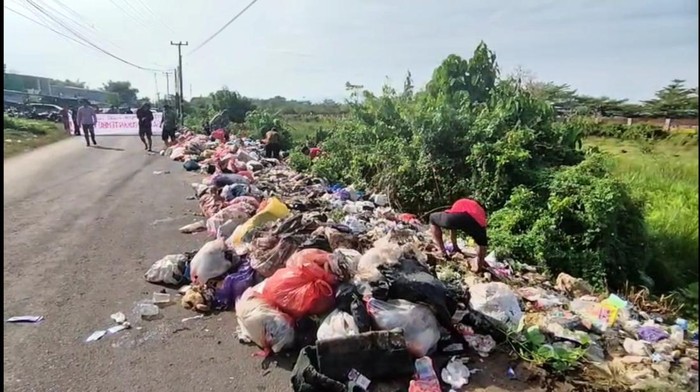 Warga Moncongloe Maros Blokir Jalan gegara Orang Buang Sampah Sembarangan