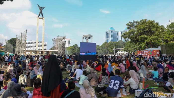 Warga Serbu Lapangan Banteng Sambut HUT Jakarta Menjelang puncak perayaan HUT keβ498 Kota Jakarta, keramaian sudah tampak sejak siang di kawasan Lapangan Banteng, Jakarta Pusat. Meskipun acara utama baru dimulai pada sore hari, warga dari berbagai penjuru Ibu Kota telah memadati area sejak pukul 13.30 WIB. Mereka rela mengantre dan menunggu di tengah teriknya cuaca demi menyaksikan langsung kemeriahan pesta ulang tahun Jakarta.