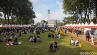 Antusiasme pengunjung terlihat di setiap sudut. Selasar, tribun, hingga lorong-lorong taman dipenuhi keluarga, remaja, dan lansia yang datang dengan membawa tikar atau kursi lipat. Mereka duduk santai, bercengkerama, dan sesekali berswafoto sambil menanti parade kebudayaan Betawi dan konser musik yang akan digelar malam hari.