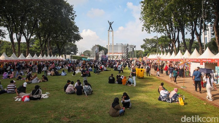 Warga Serbu Lapangan Banteng Sambut HUT Jakarta Menjelang puncak perayaan HUT keβ498 Kota Jakarta, keramaian sudah tampak sejak siang di kawasan Lapangan Banteng, Jakarta Pusat. Meskipun acara utama baru dimulai pada sore hari, warga dari berbagai penjuru Ibu Kota telah memadati area sejak pukul 13.30 WIB. Mereka rela mengantre dan menunggu di tengah teriknya cuaca demi menyaksikan langsung kemeriahan pesta ulang tahun Jakarta.