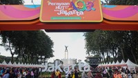 Menjelang sore, suasana Lapangan Banteng kian semarak. Lampu-lampu mulai dinyalakan, pengunjung semakin ramai, dan para pengisi acara melakukan gladi resik di panggung utama. Banyak warga tampak memadati area Patung Pembebasan Irian Barat untuk mengabadikan momen dengan latar dekorasi HUT Jakarta.