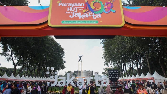Menjelang puncak perayaan HUT ke‑498 Kota Jakarta, keramaian sudah tampak sejak siang di kawasan Lapangan Banteng, Jakarta Pusat. Meskipun acara utama baru dimulai pada sore hari, warga dari berbagai penjuru Ibu Kota telah memadati area sejak pukul 13.30 WIB. Mereka rela mengantre dan menunggu di tengah teriknya cuaca demi menyaksikan langsung kemeriahan pesta ulang tahun Jakarta.