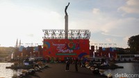 Malam puncak akan dipandu oleh dua pembawa acara ternama, Ruben Onsu dan Okky Lukman. Di panggung utama, penampilan musisi seperti Wali, JKT48, Juicy Luicy, Andien, hingga Sandhy Sondoro siap menghibur warga. Tak hanya musik, pertunjukan budaya seperti ondel-ondel, tanjidor, palang pintu, dan rebana turut tampil untuk menonjolkan kekayaan budaya Betawi.