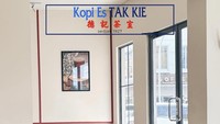 Selain restoran, ada juga kedai kopi terkenal sejak dulu. Namanya Kopi Es Tak Kie yang sudah beroperasi sejak 1927. Kopi hitam dan kopi susu menjadi menu andalan. Foto: Instagram @kopietakkieglodok