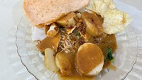 Gado Gado Bon Bin dulu lokasinya bersebelahan dengan kebun binatang Cikini. Buka sejak 1960, menunya gado-gado siram spesial dengan saus kacang lembut dan cair. Foto: detikFood / Andi Annisa