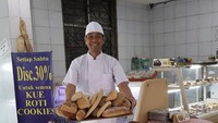 Toko roti Maison Weiner tidak boleh lewat dalam daftar. Beroperasi sejak 1963, punya varian roti menarik, seperti Saucijsbrood, Ontbitjkoek, Roemhoren, Dreidkortbrod, dan Chicken Pie. Suasana gerainya juga terkesan lawas. Foto: Instagram/sitenews