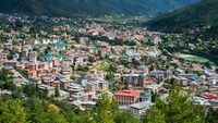 Bhutan, yang terletak di Asia Selatan, telah mempertahankan kenetralannya sejak bergabung dengan Perserikatan Bangsa-Bangsa pada tahun 1971. Lokasinya yang terkurung daratan dan daerah pegunungan di sekitarnya membuatnya mudah dipertahankan. (Sergi Reboredo/VW Pics/Universal Images Group via Getty Images)
