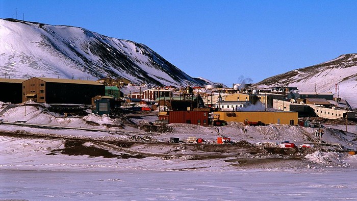 12 Negara Paling Aman di Dunia Jika Terjadi Perang Nuklir McMurdo Station, USA, Ross Island, Antarctica. (Photo by: Auscape/Universal Images Group via Getty Images)