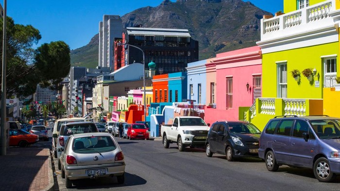 12 Negara Paling Aman di Dunia Jika Terjadi Perang Nuklir BO-KAAP, CAPE TOWN, WESTERN CAPE, SOUTH AFRICA - 2018/10/13: Bo-Kaap, a historical neighbourhood of Cape Town, South Africa formerly known as the Malay Quarter. Known for its brightly coloured homes and cobble stoned streets, Bo-Kaap is a popular tourist destination. (Photo by Leisa Tyler/LightRocket via Getty Images)