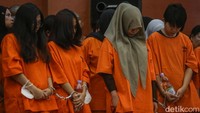 Sebanyak 285 tersangka dalam kasus narkotika ditampilkan dalam Pengungkapan Kasus Jaringan Narkotika Hasil Kolaborasi BNN RI dan Ditjen Bea Cukai Kemenkeu RI di Jakarta, Senin (23/6/2025).