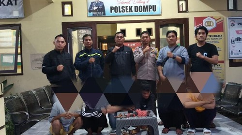Enam pemuda Dompu yang diamankan Polsek Dompu Kota Senin (23/6/2025) dini hari.