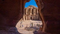 Ad Deir, The Monastery In Petra, Yordania. Kuil batu besar yang diukir langsung dari tebing batu pasir. Bangunan ini terletak di kota kuno Petra, perlu perjalanan mendaki 800 anak tangga untuk mencapainya. Nicolas Economou/Getty Images