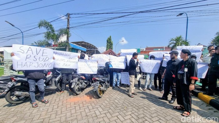 Aksi di depan RSUD dr Harjono Ponorogo