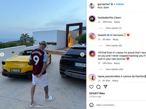 Garnacho Unggah Foto Pakai Jersey Aston Villa di Instagram