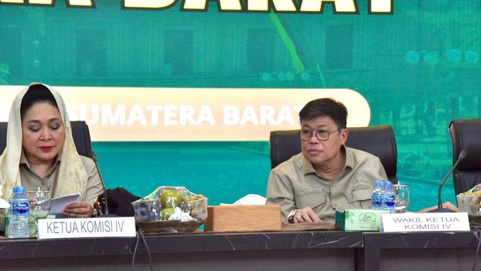 Wakil Ketua Komisi IV DPR, Alex Indra Lukman,  saat kunjungan kerja ke Padang, Sumbar, Senin (23/6/2025).