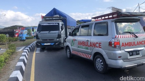 Ambulans terjebak kemacetan saat demo sopir truk di Lombok Barat, Senin (23/6/2025).