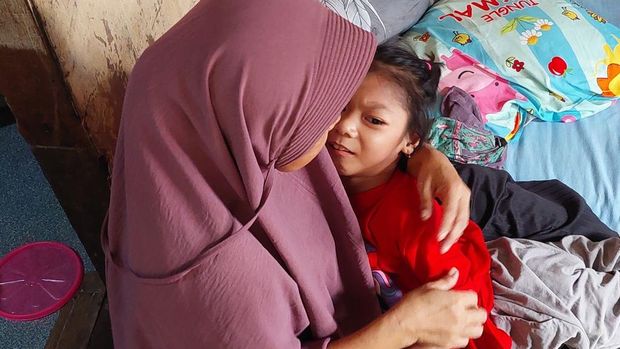 Andini, anak pencari ikan yang mengalami Cerebral Palsy