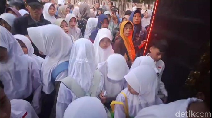 Antrean calon siswa baru di SMP Negeri 1 Brebes yang rela antre sejak Subuh, Senin (23/6/2025).