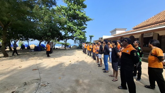 Petugas saat melakukan pencarian seorang wisatawan asal Semarang yang hilang usai terseret ombak Pantai Watu Kodok, Kemadang, Tanjungsari, Gunungkidul, Senin (23/6/2025).