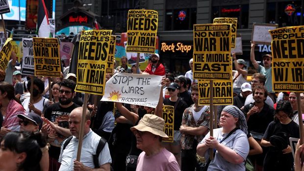 Demonstrators protest against the United States joining with Israel in attacks on Iranian nuclear facilities, in New York City, U.S. June 22, 2025. REUTERS/Caitlin Ochs