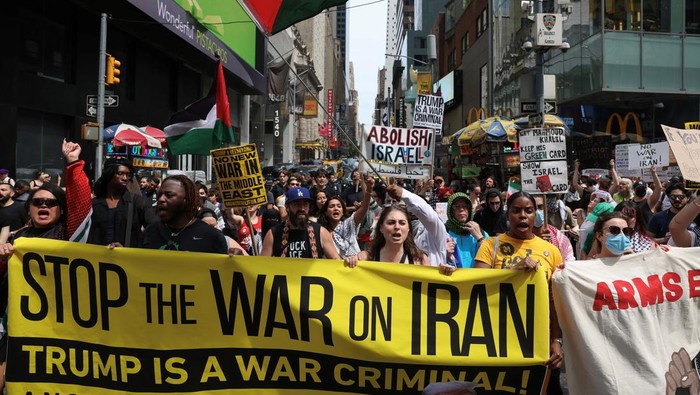 Demonstrators protest against the United States joining with Israel in attacks on Iranian nuclear facilities, in New York City, U.S. June 22, 2025. REUTERS/Caitlin Ochs