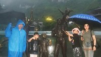 Inilah potret kebersamaan Ashanty, Anang dan dua anankya di tengah mendung dan kabut  Zhangjiajie National Park.