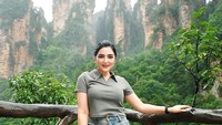 Ashanti bersama keluarganya membagikan keseruan saat mereka liburan ke China. Salah satu tempat yang mereka kunjungi adalah Zhangjiajie National Park.