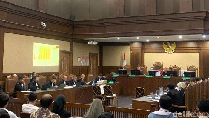 Auditor BPKP Chusnul Khotimah menjelaskan perhitungan kerugian keuangan negara dalam kasus dugaan korupsi importasi gula sebesar Rp 578 miliar. (Mulia/detikcom).