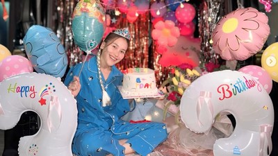 8 Foto Kejutan Ulang Tahun ke-33 Ayu Ting Ting, Dekorasi Meriah Dalam Mobil