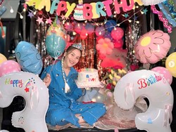 8 Foto Kejutan Ulang Tahun ke-33 Ayu Ting Ting, Dekorasi Meriah Dalam Mobil