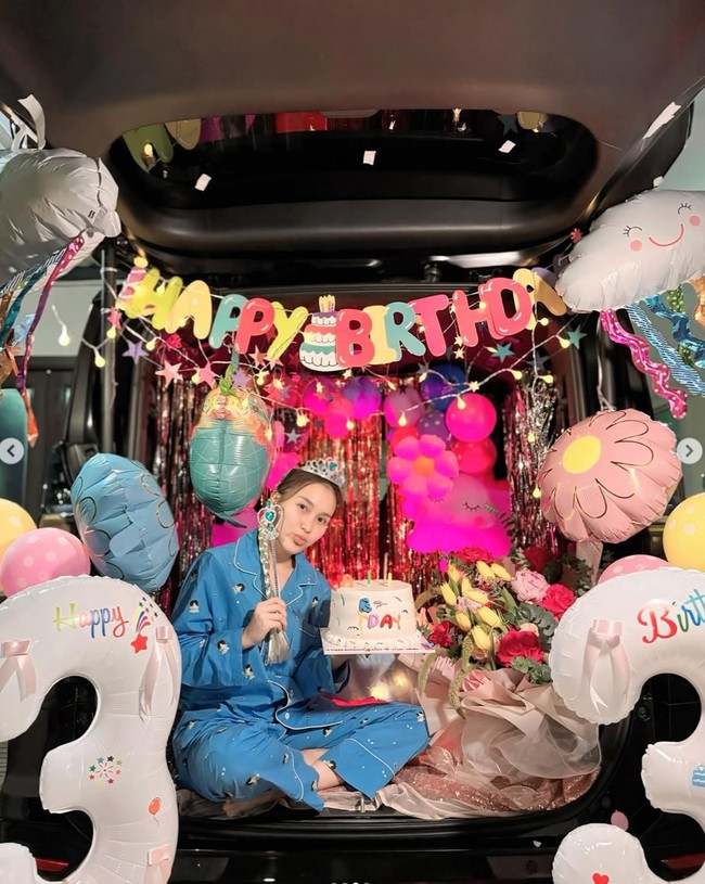 Uniknya dekorasi untuk kejutan ulang tahun Ayu dibuat di dalam mobil. Dari foto-foto yang dibagikan terlihat dekorasi yang begitu meriah dengan balon, rumbai, dan tulisan Happy Birthday. Foto: Instagram/@ayutingting92