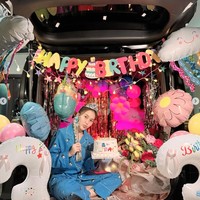 Uniknya dekorasi untuk kejutan ulang tahun Ayu dibuat di dalam mobil. Dari foto-foto yang dibagikan terlihat dekorasi yang begitu meriah dengan balon, rumbai, dan tulisan Happy Birthday. Foto: Instagram/@ayutingting92