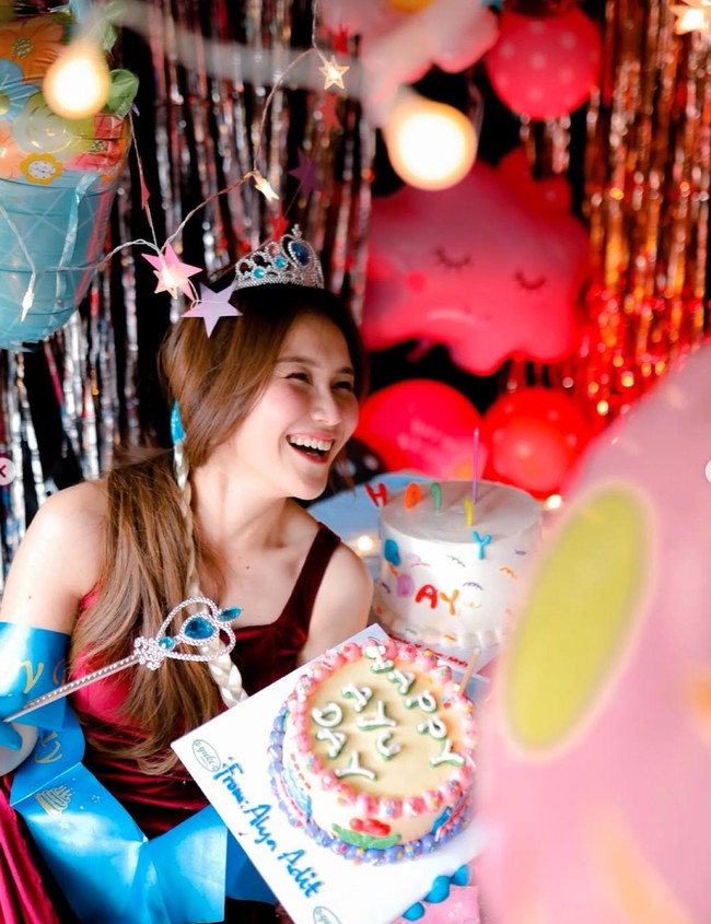 Terlihat juga Ayu yang berganti pakaian mengenakan dress merah tanpa lengan dilengkapi dengan sarung tangan dan selempang biru bertuliskan Happy Birthday. Foto: Instagram/@ayutingting92