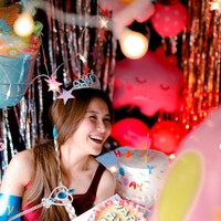 Terlihat juga Ayu yang berganti pakaian mengenakan dress merah tanpa lengan dilengkapi dengan sarung tangan dan selempang biru bertuliskan Happy Birthday. Foto: Instagram/@ayutingting92