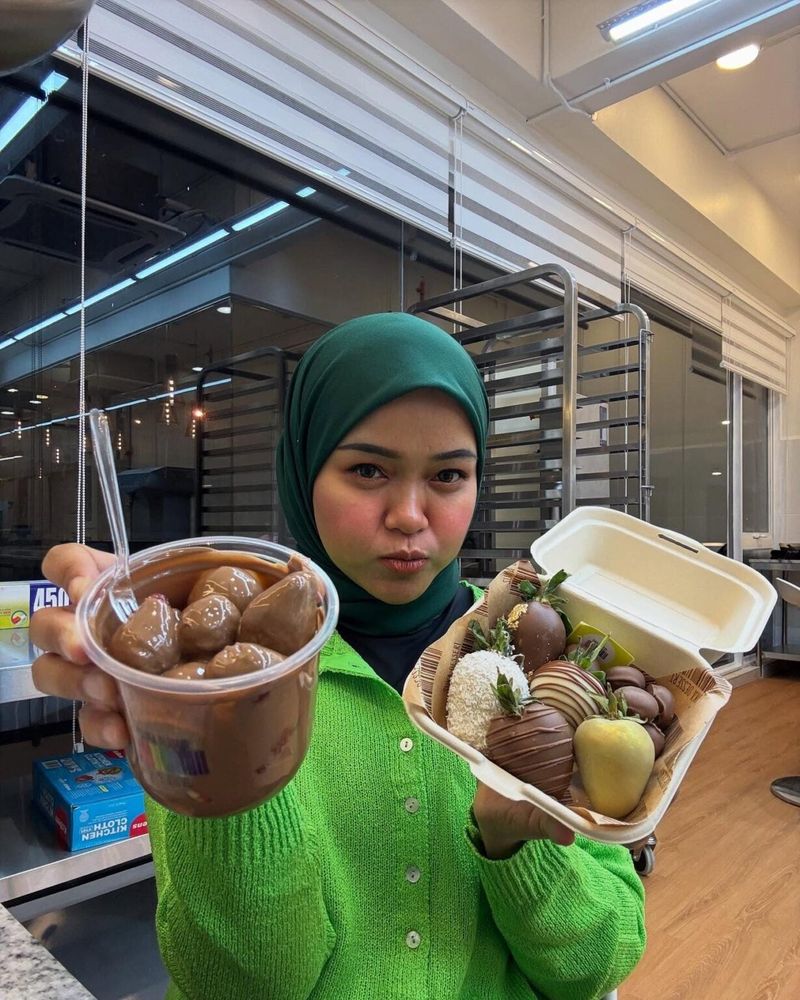 Seorang penjual dessert menjadi sorotan karena gerainya belum memiliki sertifikat halal.