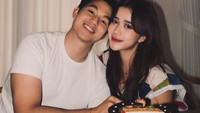Sejak mempublikasi hubungan asmaranya, keduanya tak malu menampilkan kedekatan. Perayaan sederhana dengan kue kecil nan manis memperlihatkan Jodie dan Alden yang lengket. Foto: Instagram/brisiajodie & Instagram/jonathan.alden_