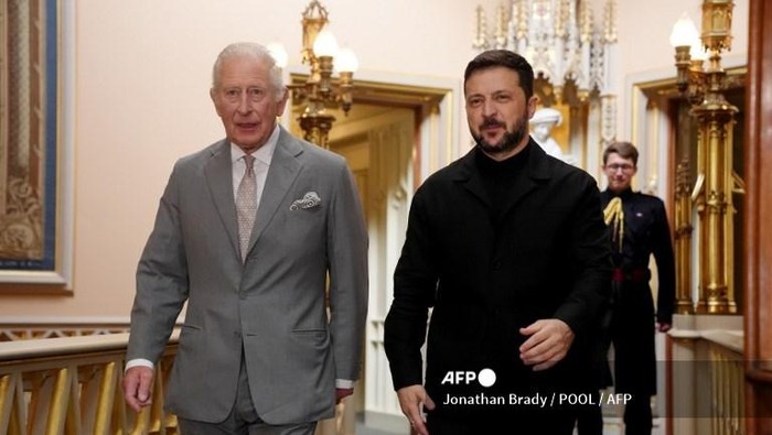 Britains King Charles III speaks with Ukraines President Volodymyr Zelensky during an audience at Windsor Castle, west of London on June 23, 2025. (Photo by Jonathan Brady / POOL / AFP)