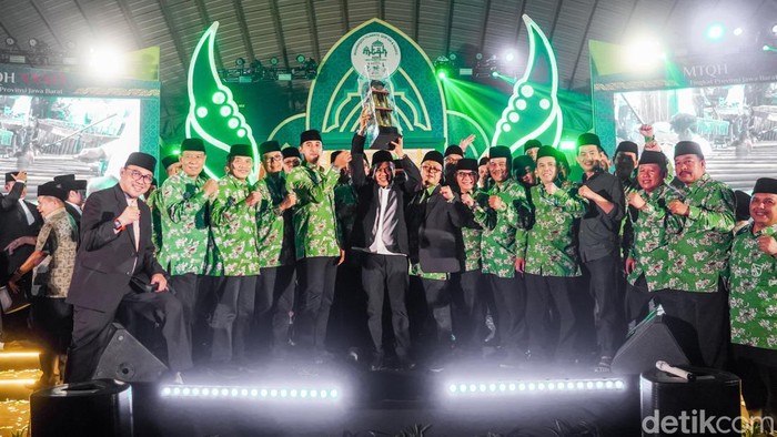 Bupati Bandung Dadang Supriatna saat menerima piala Juara Umum MTQH ke-39 tingkat Provinsi Jawa Barat.