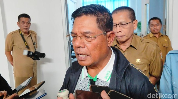 Bupati Lombok Timur Haerul Warisin ketika di wawancara seusai rapat penyampaian laporan direksi PDAM, Senin (23/6/2025). (Sanusi Ardi W/detikBali)