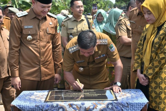 Bupati Majalengka Eman Suherman memperkenalkan program Penataan Gerbang Batas Majalengka (Pagar Baja).