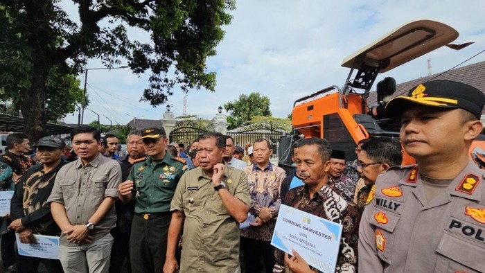 Pemerintah Kabupaten Majalengka menyerahkan bantuan alat dan mesin pertanian (alsintan) kepada sejumlah kelompok tani.